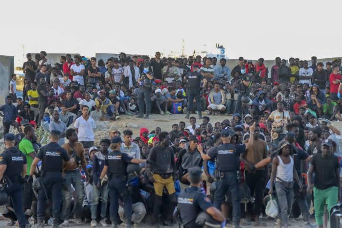 Más de medio millar de migrantes, sobre todo subsaharianos, permanecen en el exterior del Centro de Estancia Temporal de Inmigrantes de Ceuta.