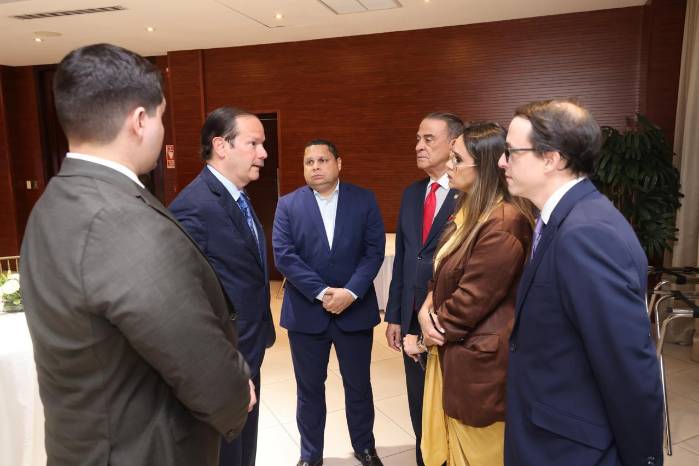 El canciller se reunió con representantes de medios de comunicación.