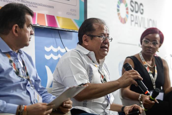 El ministro de Energía y Minas de Guatemala, Víctor Hugo Ventura Ruíz (c), habla durante el panel “Transición energética justa en América Central: avances, desafíos y oportunidades” de la COP30 este jueves, en Belém.