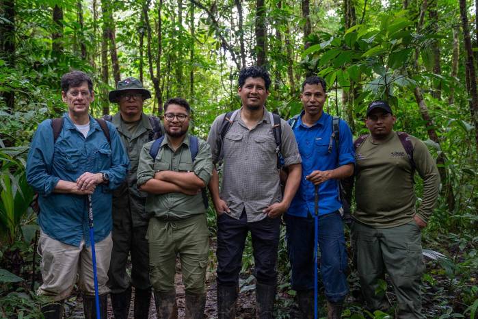 Equipo liberando ranas doradas del Proyecto de Rescate y Conservación de Anfibios de Panamá (PARC) en su hábitat natural.