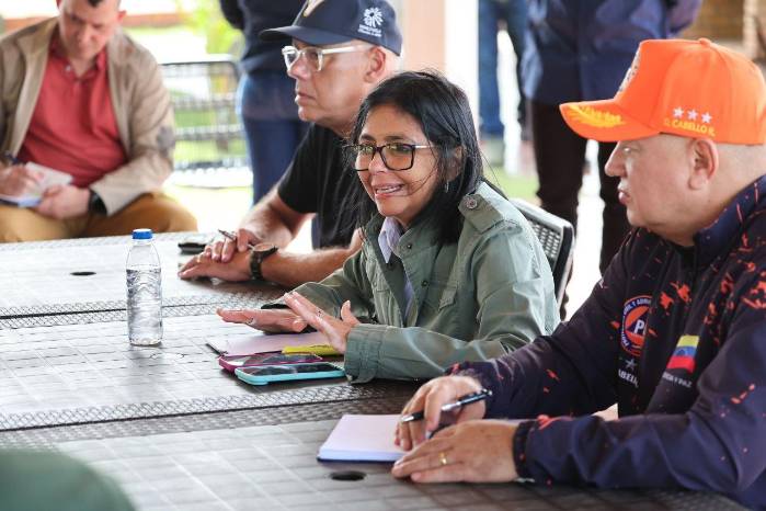 Recorrido de la presidenta encargada Delcy Rodríguez y el capitán Diosdado Cabello por las calles afectadas del estado La Guaira.