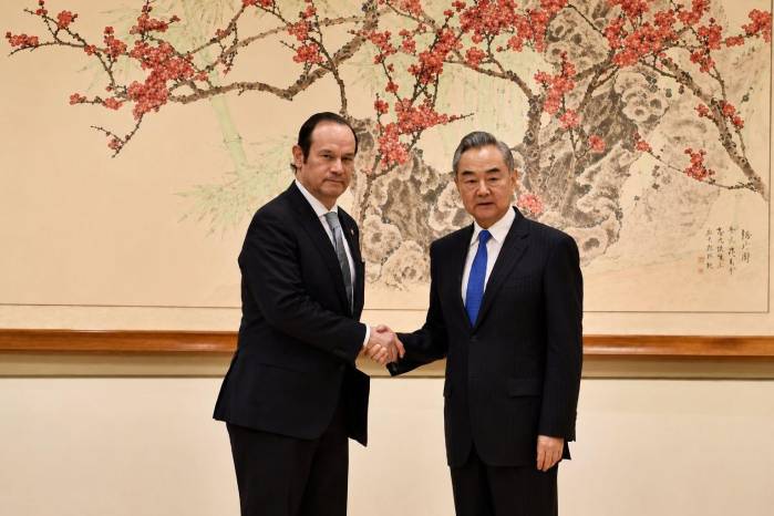 El canciller de Panamá, Javier Martínez-Acha (izquierda) y el canciller de China, Wang Yi.
