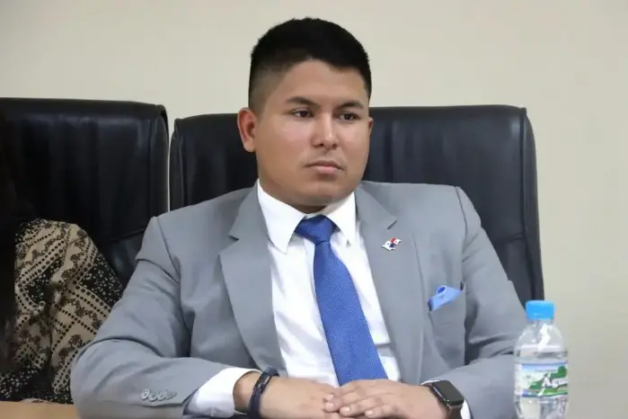 Zamora presenta un proyecto de ley para regularizar más de 13.000 hospedajes tipo Airbnb en Panamá, buscando seguridad jurídica y fomentar el crecimiento del turismo sostenible.
