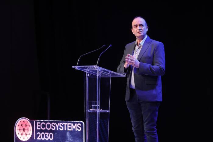 El presidente ejecutivo de Ecosystems 2030, Omar Hatamleh, durante el discurso inaugural de la quinta edición de este foro internacional, que se celebra este viernes en A Coruña y se centra en la inteligencia artificial, la innovación, la sostenibilidad y el entretenimiento.