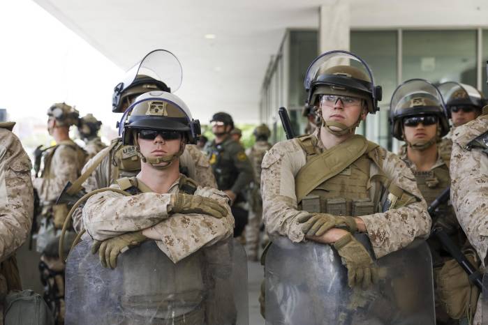 Marines de los Estados Unidos custodian un edificio federal durante una protesta “Sin Reyes” en Los Ángeles, California, EE. UU., el 14 de junio de 2025. Se espera que se realicen protestas “Sin Reyes” en todo el país para protestar contra el presidente Donald Trump y las políticas de su administración.