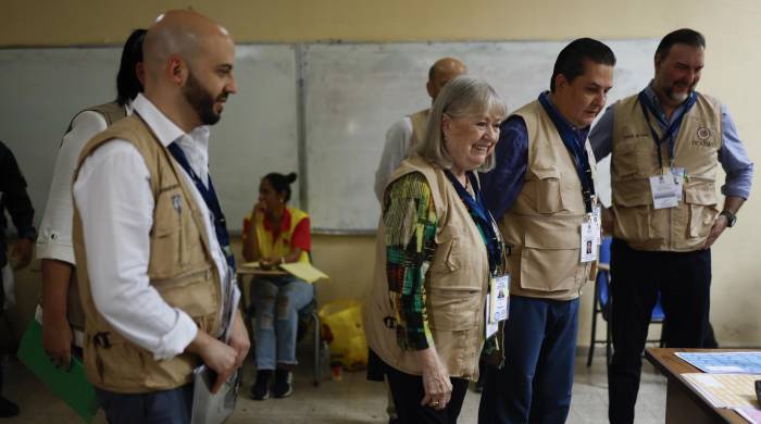 La jefa de la Misión de Observación Electoral de la Organización de Estados Americanos (OEA), Susana Malcorra (c), y compañeros visitan un centro de votación este 5 de mayo de 2024.