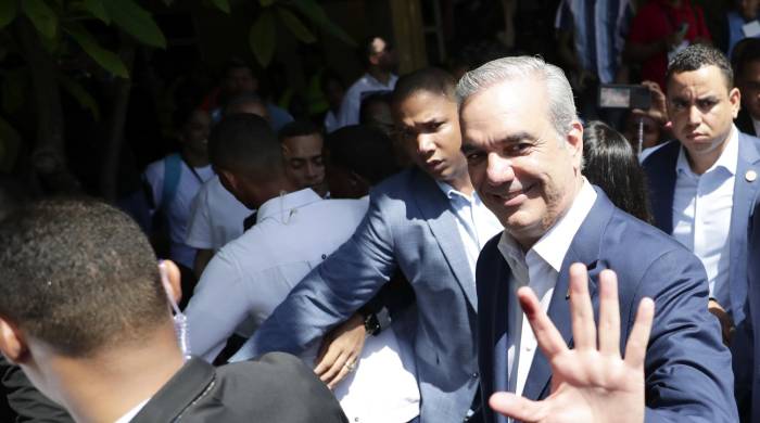 El presidente dominicano y candidato a la reelección, Luis Abinader, sale tras votar este domingo en un centro electoral en la Secundaria Babeque, en Santo Domingo.