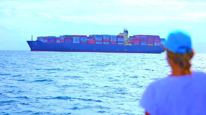 Un buque portacontenedores espera el paso para cruzar el Canal de Panamá, país que lidera el abanderamiento de naves a nivel mundial