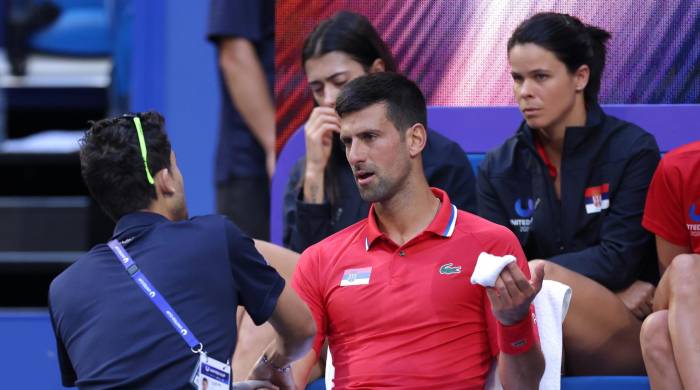 Novak Djokovic recibe atención médica en un momento de su partido contra el australiano Alex de Minaur.