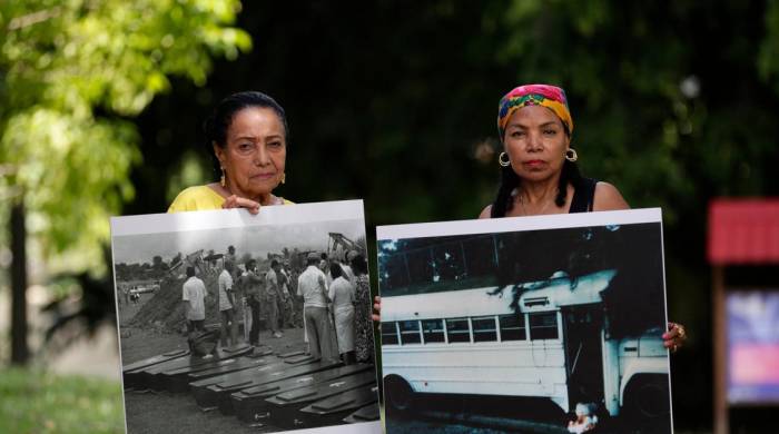 Brigitte Bethancourt (d) de 64 años junto a su mandre Iris Rosa Herrera muestran fotografías de la invasión norteamericana a Panamá en 1989, el 13 de diciembre del 2023, en Ciudad de Panamá (Panamá).
