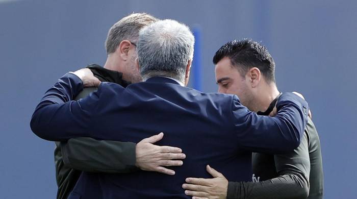 El presidente del FC Barcelona, Joan Laporta (c) saluda al técnico azulgrana, Xavi Hernández (d) y a su segundo y hermano, Oscar Hernández (i).