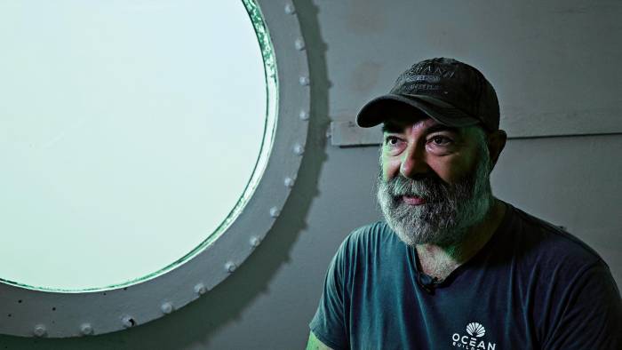 El alemán Rüdiger Koch vive desde hace dos meses en una cápsula adherida a una casa futurista.