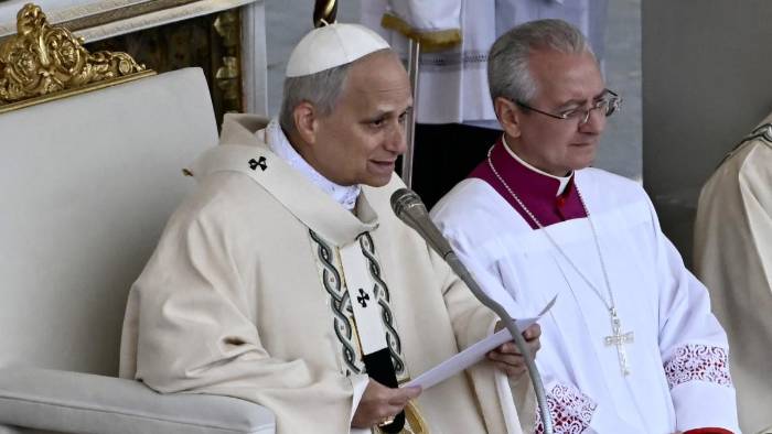 Papa León XIV al momento de leer su homilía a los presentes.