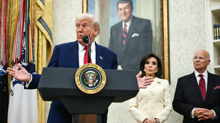 El presidente de Estados Unidos, Donald Trump, habla durante la ceremonia de juramentación de la fiscal federal interina para el Distrito de Columbia, Jeanine Pirro (centro), en la Oficina Oval de la Casa Blanca en Washington, D.C., el 28 de mayo de 2025.