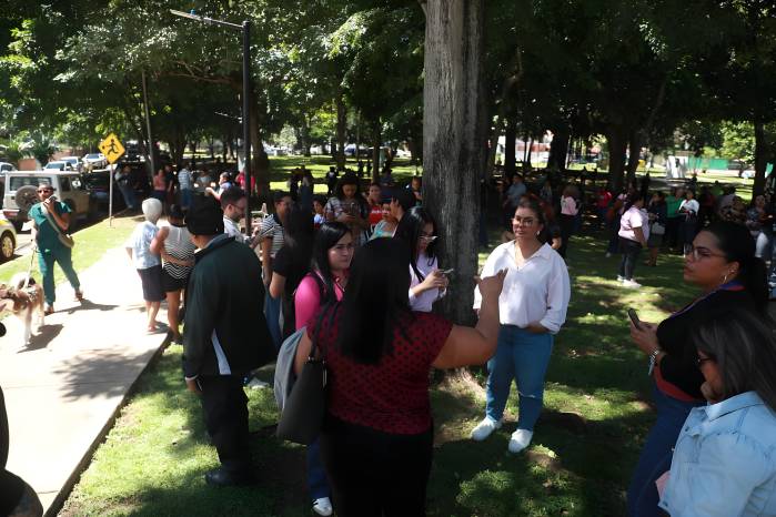 Los ciudadanos se mantienen afuera de las calles ante las réplicas.