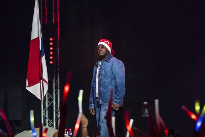 El Sech culminó su presentación colocando la bandera de Panamá en medio del escenario.