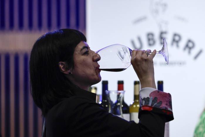 Una persona participa en una cata de vinos durante la Basque Wine este martes, en Ciudad de México.