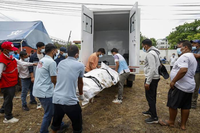 Los equipos de emergencia traslada una víctima mortal de las riadas que golpearon el norte de Nepal.