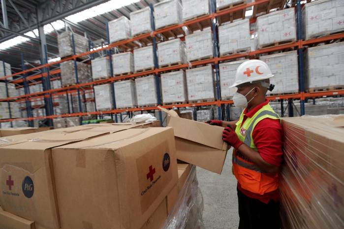 El sistema humanitario sufrirá en 2025 la mayor caída financiera de su historia, con un descenso que puede llegar a ser del 34 % respecto al 2024 por los recortes presupuestarios de Estados Unidos y de países europeos, según reveló este miércoles el informe anual del Instituto de Estudios sobre Conflictos y Acción Humanitaria (IECAH) y Médicos Sin Fronteras (MSF).