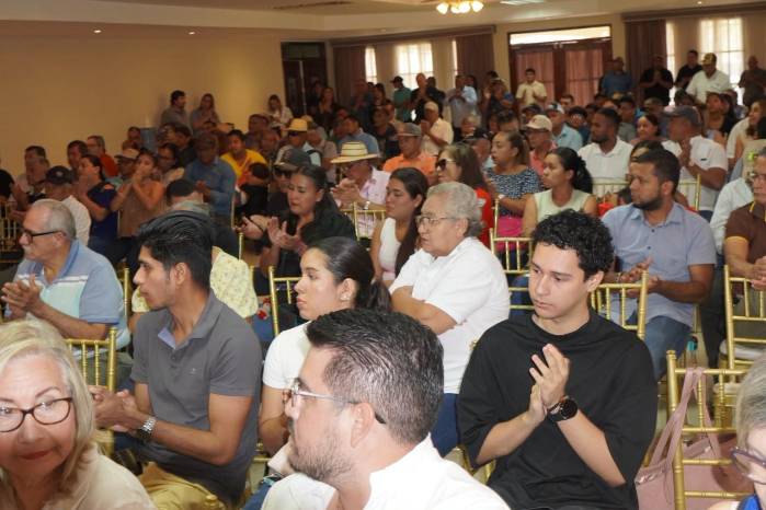 Simpatizantes de UNE participaron en las reuniones de organización territorial.