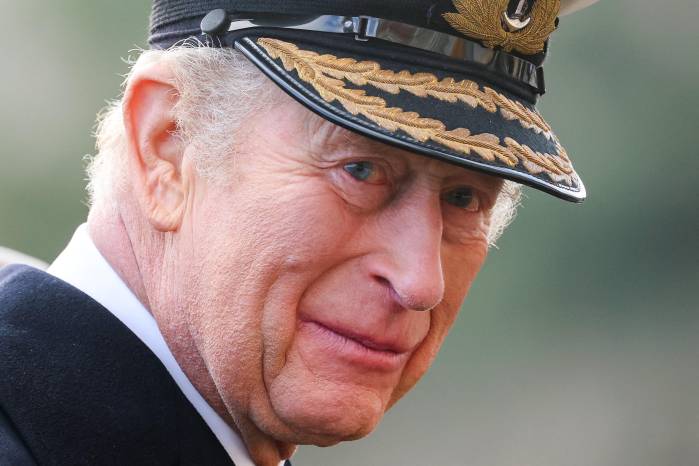 El rey Carlos III del Reino Unido, en su papel de Lord High Admiral, inspecciona a la Guardia durante el Desfile del Lord High Admiral en el Britannia Royal Naval College, en Dartmouth.