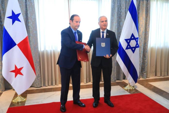 El canciller Javier Martínez-Acha estrecha la mano del embajador de Israel en Panamá, Mattanya Cohen, tras la firma del acuerdo.