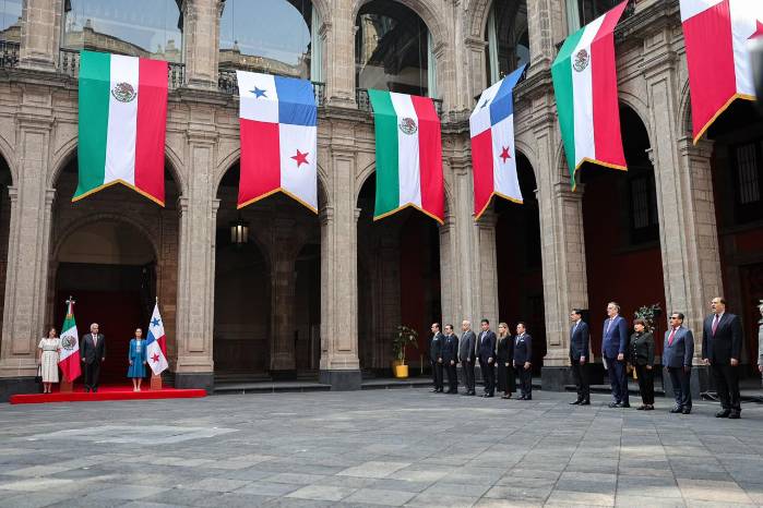 Las delegaciones panameña y mexicana, en el Palacio Nacional.