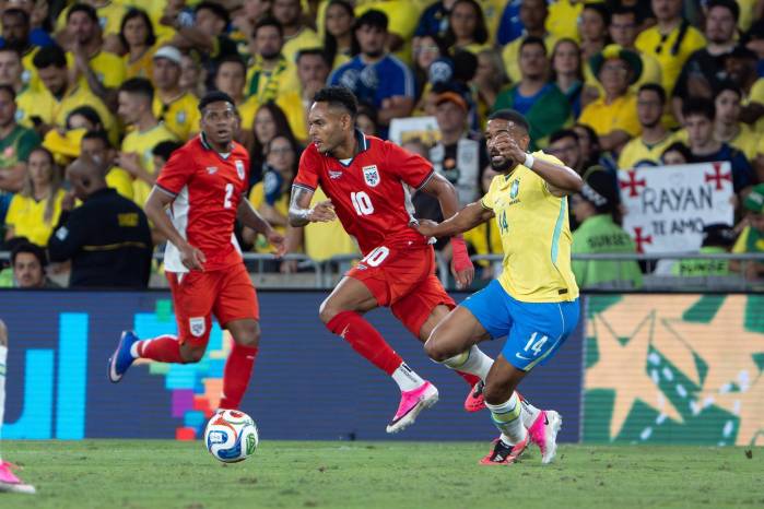 Ismael Díaz durante el partido ante Brasil.