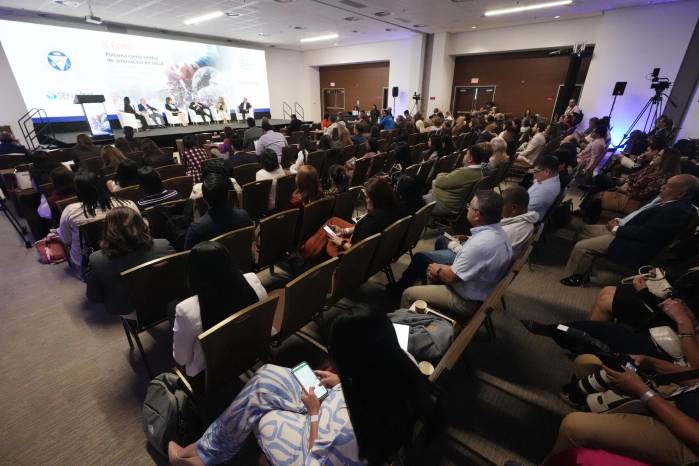 Personas asisten al V foro 'Panamá como centro de innovación en salud' este miércoles, en Ciudad de Panamá (Panamá).