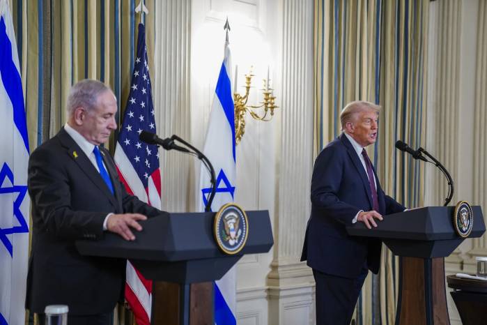 El presidente de Estados Unidos, Donald Trump (i), y el primer ministro israelí, Benjamin Netanyahu (d)