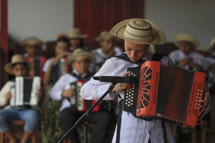 Un joven toca un acordeón durante el Festival Nacional de la Mejorana este sábado, en Guararé (Panamá).