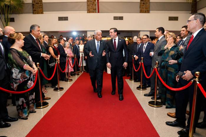 El embajador Cabrera y el presidente Mulino destacaron los vínculos históricos entre ambos países.