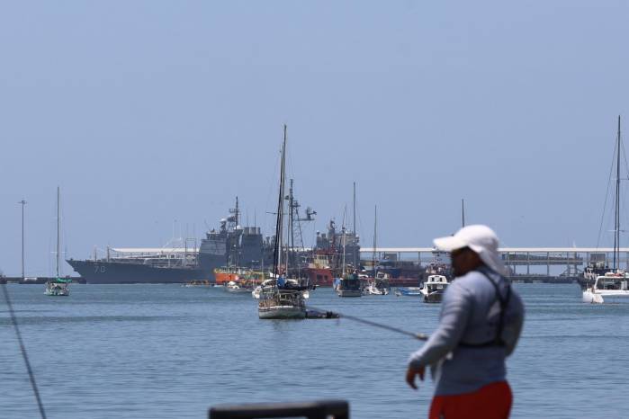 El crucero de misiles guiados estadounidense USS Lake Erie permanece atracado en la Ciudad de Panamá durante una jornada de cooperación en seguridad.