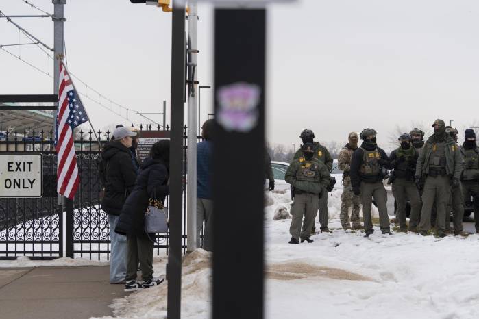 Integrantes de la Policía custodian el edificio Federal Bishop Henry este jueves, en Mineápolis.