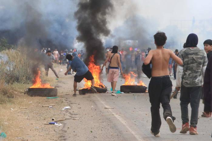 Al menos dos policías resultaron heridos por proyectiles de armas de fuego durante una operación de desbloqueo en una carretera en la región oriental de Santa Cruz.
