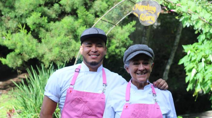 Comer en el restaurante Cerro Brujo: A una hora y media de Boquete está la comunidad de Volcán, un paraje que regala vistas de postal. Allí está el restaurante Cerro Brujo, de la chef Patricia Miranda, defensora del producto local que nace en el distrito de Tierras Altas y que a su vez alimenta a todos los panameños. En Cerro Brujo los vegetales son los protagonistas de cada plato, no hacen falta adornos, brillan por sí solos. Miranda los siembra en su huerta y los sirve frescos a la hora del almuerzo. Además, elabora productos caseros que no se encuentran en la ciudad y que merecen un espacio en el equipaje.