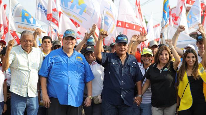 Mulino recorrió el corregimiento de Tocumen junto al candidato a la alcaldía de Panamá, Sergio Gálvez y del aspirante a diputado por el 8-6, José Muñoz.