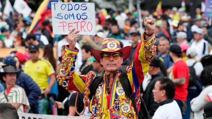 Petro acusa a senadores de tener “manos ensangrentadas”