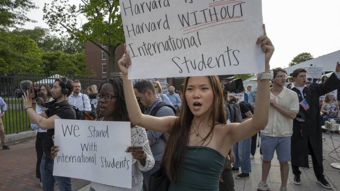 Personas levantan carteles durante la manifestación de Harvard Students for Freedom en apoyo a los estudiantes internacionales en el campus de la Universidad de Harvard, en Boston, Massachusetts.