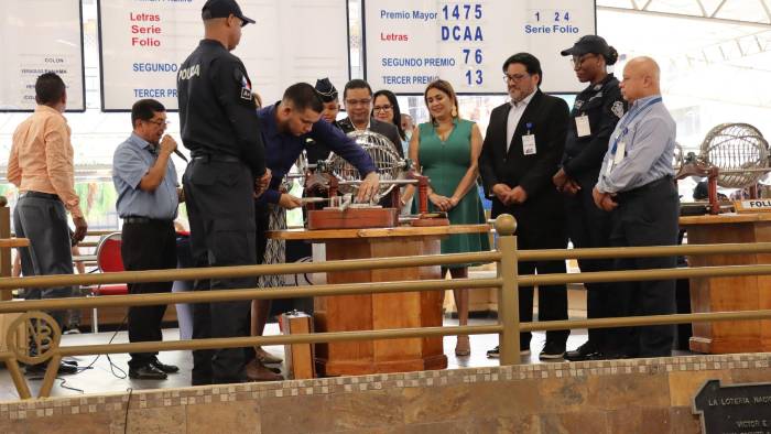 Celebración de un sorteo de la lotería desde la Plaza Víctor Julio Gutiérrez.