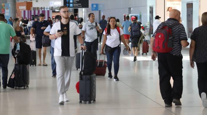 Pasajeros se movilizan dentro de las instalaciones del Aeropuerto Internacional de Tocumen.
