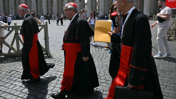 El cardenal argentino Vicente Bokalic Iglic (izquierda), el cardenal Ángel Sixto Rossi (centro) y el cardenal Mario Aurelio Poli (derecha) se retiran tras una reunión de congregación en El Vaticano