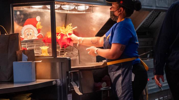 Una mujer trabaja en un McDonalds en Manhattan el 5 de enero de 2024 en la ciudad de Nueva York.