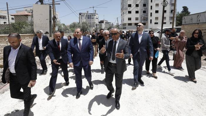 Miembros de una delegación diplomática de la Unión Europea caminan cerca de la entrada oriental del campamento de Yenín durante una visita a la ciudad de Yenín, el 21 de mayo de 2025, en medio de una ofensiva militar israelí en curso en la Cisjordania ocupada.