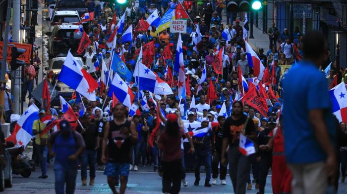 Docentes están en paro de labores desde el 23 de abril.