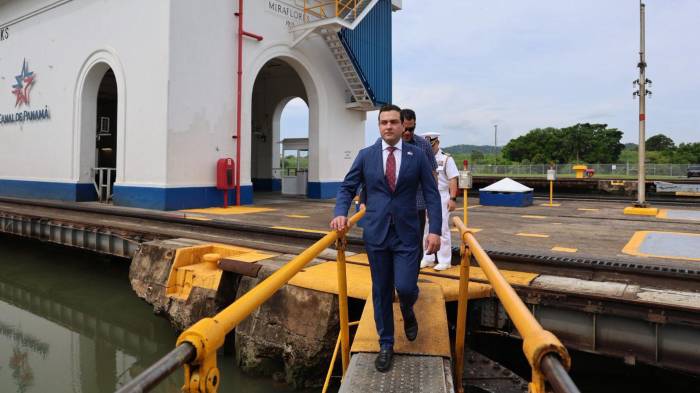 El embajador de EE. UU. en Panamá, Kevin Marino Cabrera, durante su visita al Canal de Panamá.