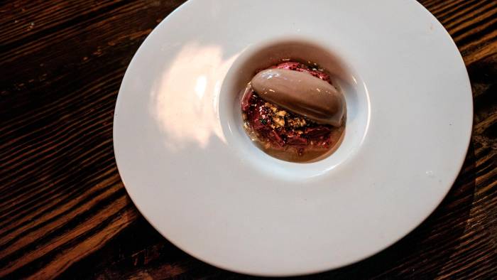 Fresa lactofermentadas y gelato de cacao
