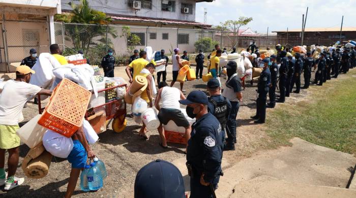 También se decomisaron más de 100 celulares, 194 objetos punzo cortantes, 38 cajas de cigarrillos y pesas digitales.