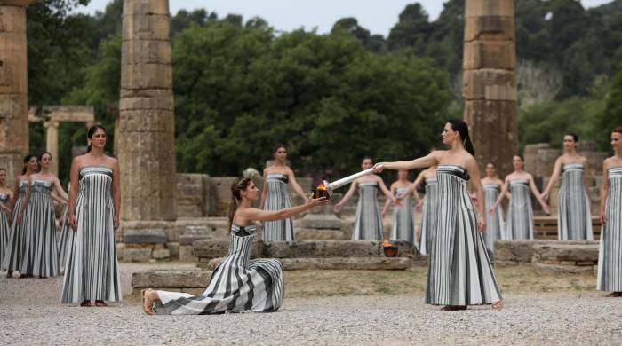 Encendido de la antorcha olímpica en las ruinas de la antigua Olimpia.