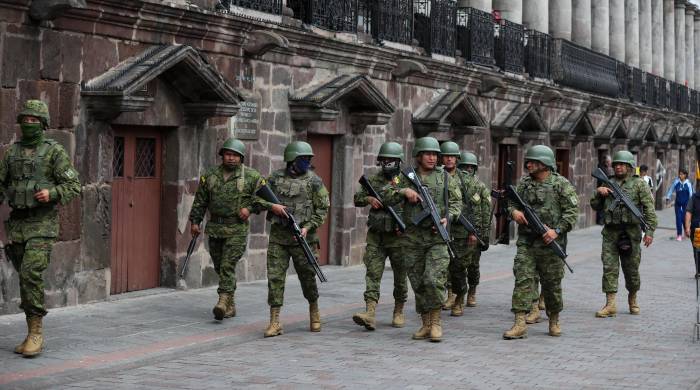 Soldados ecuatorianos patrullan por una calle este 9 de enero de 2023, en Quito (Ecuador).